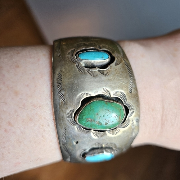 Vintage Navajo Turquoise Silver Cuff - Picture 4 of 4